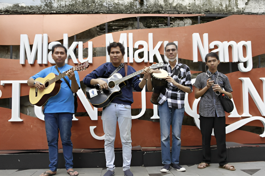 Perwakilan dari Komunitas berfoto bersama memegang alat musik di jalan Tunjungan Surabaya.